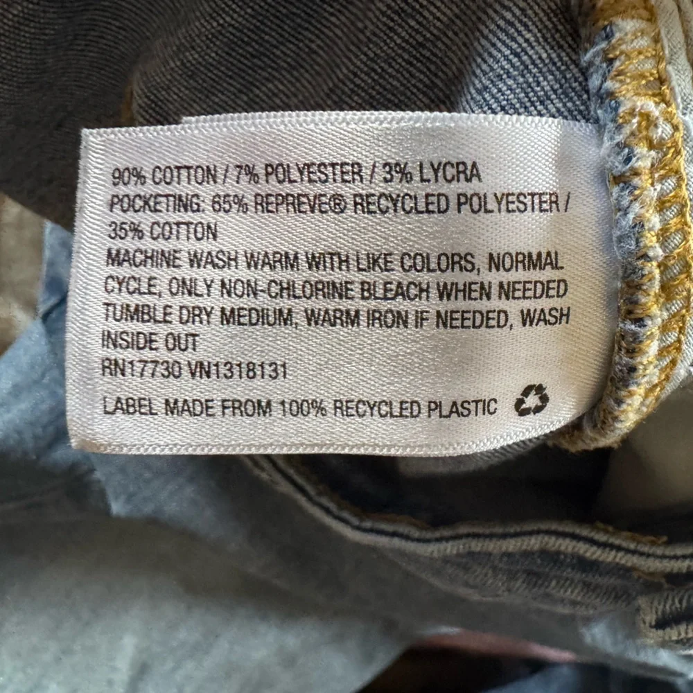 Universal Threads lightly distressed‎ cuffed Bermuda short. Sz 14WR
